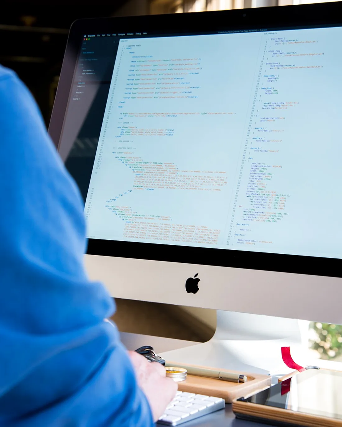 Trabajando sobre el portátil en el espacio de trabajo